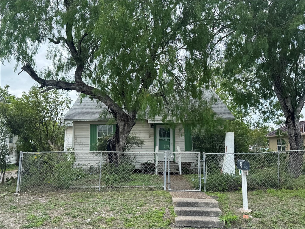 635 Victoria Ave Property Photo 1