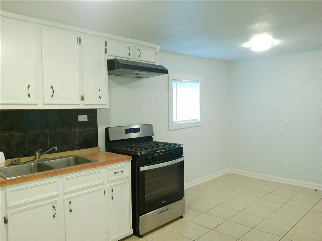 225 Watson St Property Photo 5