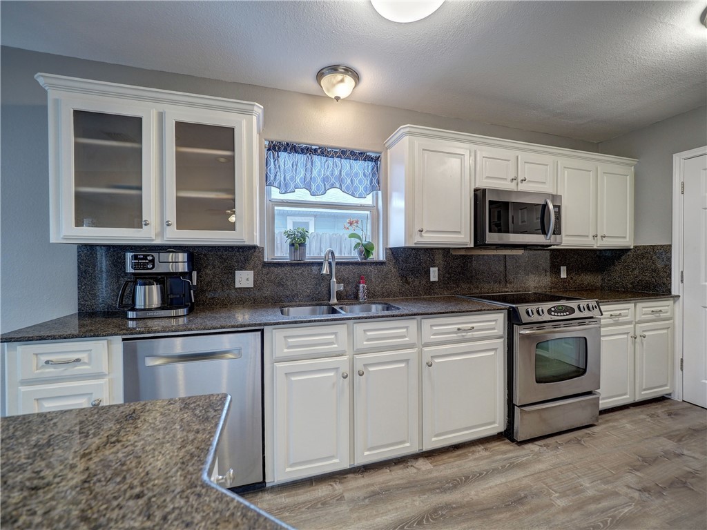 13726 Eaglesnest Bay Dr Property Photo 11