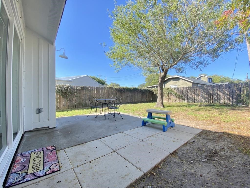 1015 Allen St A Property Photo 14