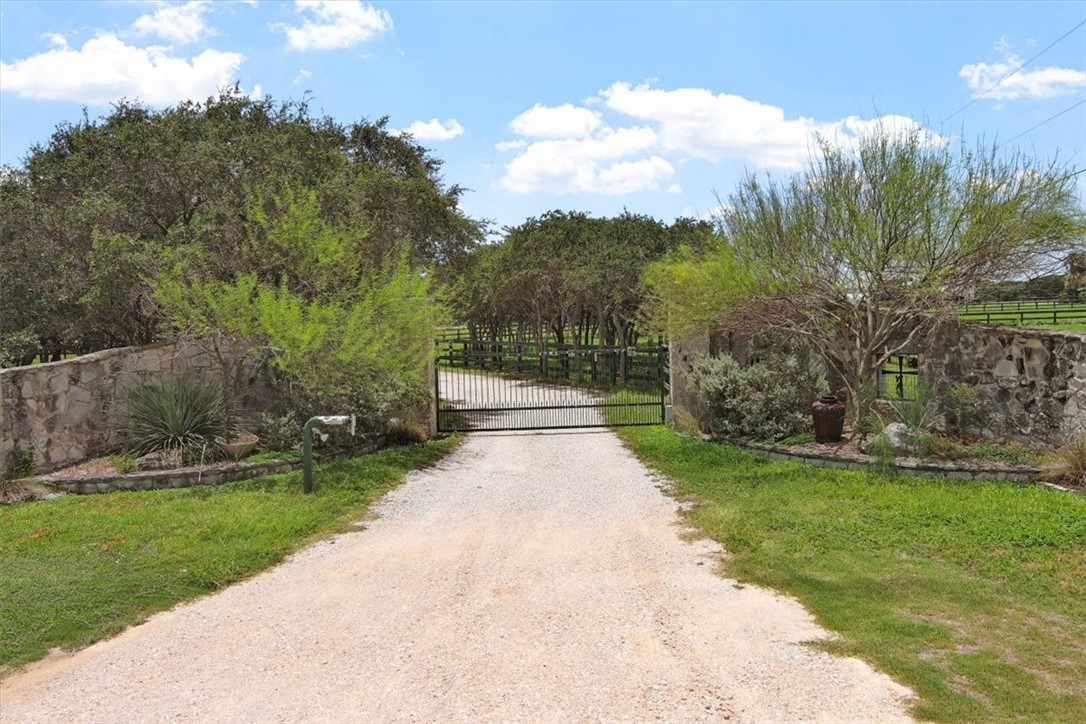 1433 Glenoak Dr Property Photo 2