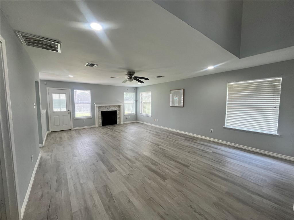 3034 Twin Creek Dr Property Photo 3
