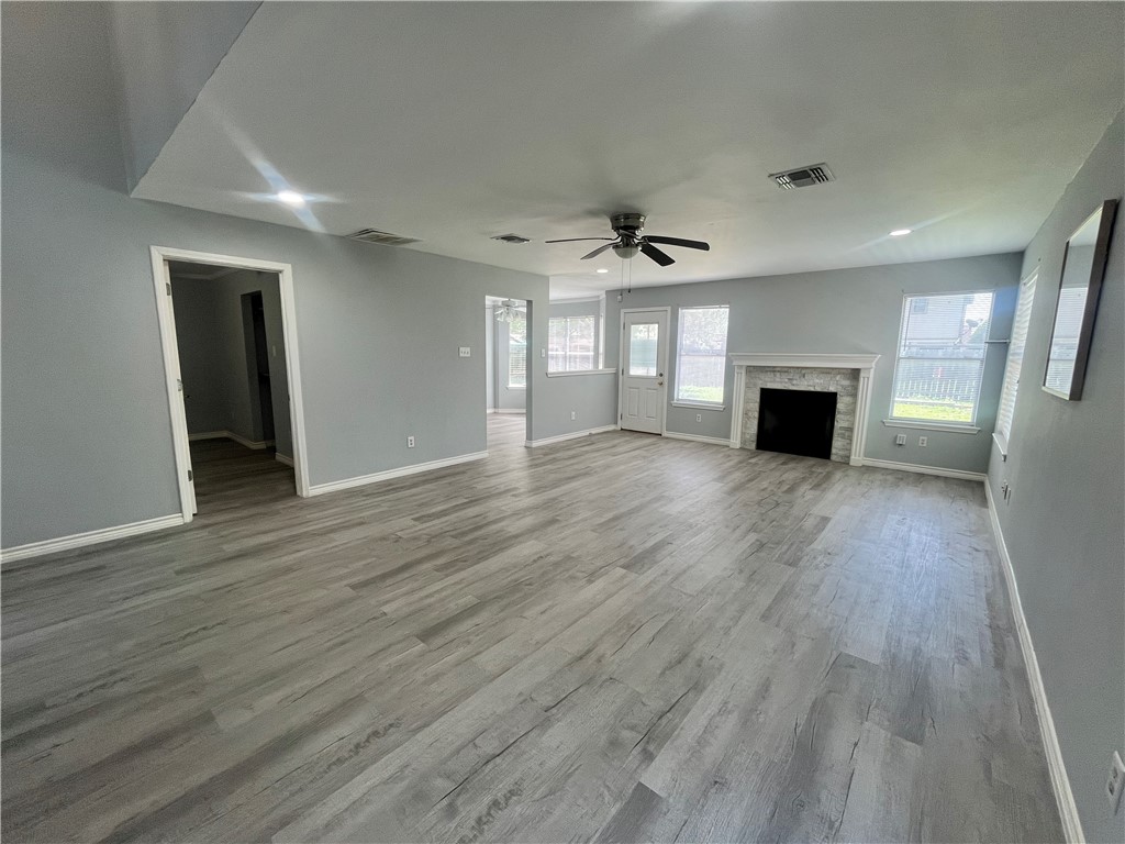 3034 Twin Creek Dr Property Photo 4