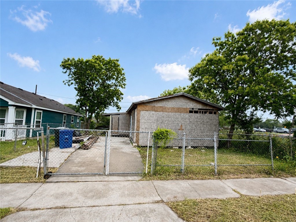 2821 Nogales St Property Photo 1