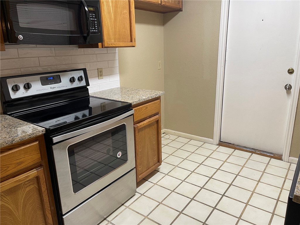 11214 Willowood Creek Dr Property Photo 4