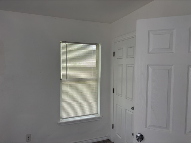 529 Frances St Property Photo 8