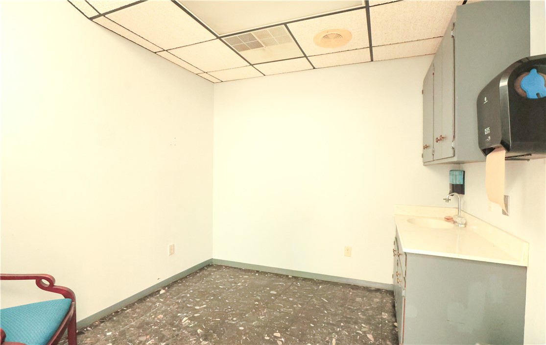 312 E 2nd St Property Photo 10