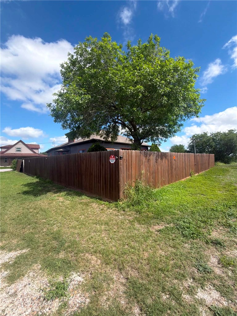 726 N Avenue B Property Photo 4