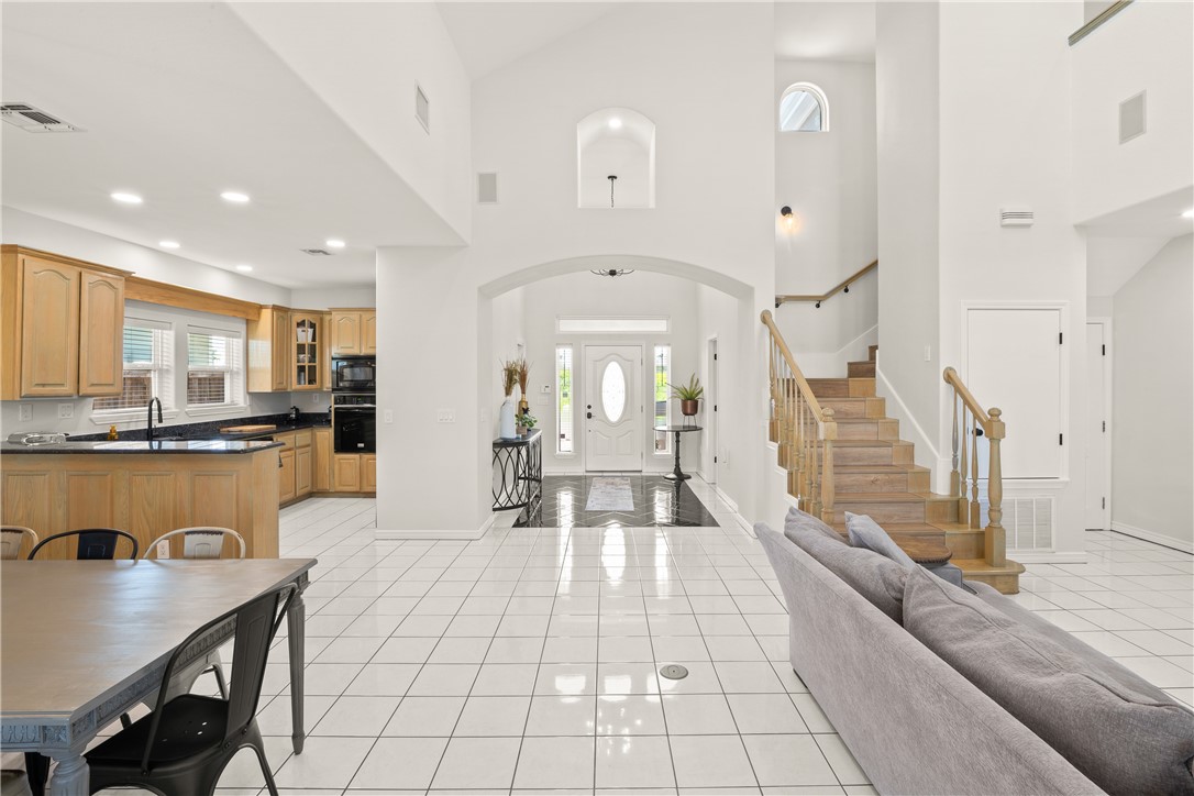 650 S Bay St Property Photo 9
