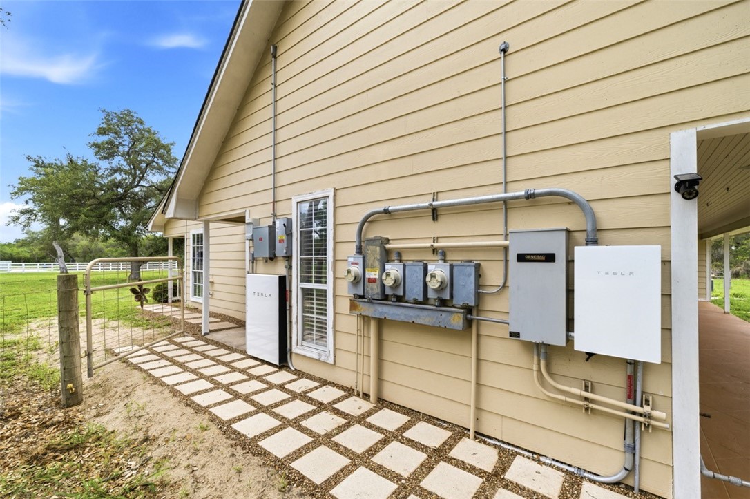 392 Winding Way Dr E Property Photo 10