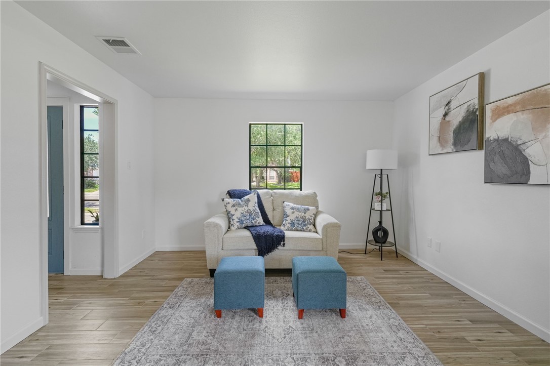 5025 Queens Ct Property Photo 3