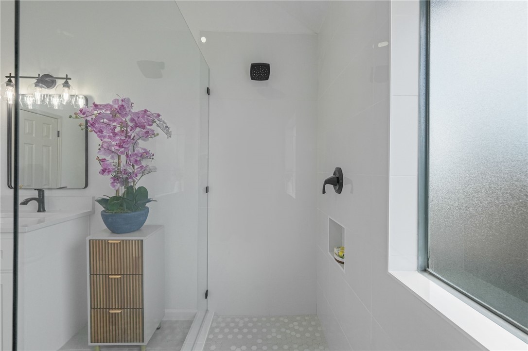 5025 Queens Ct Property Photo 23