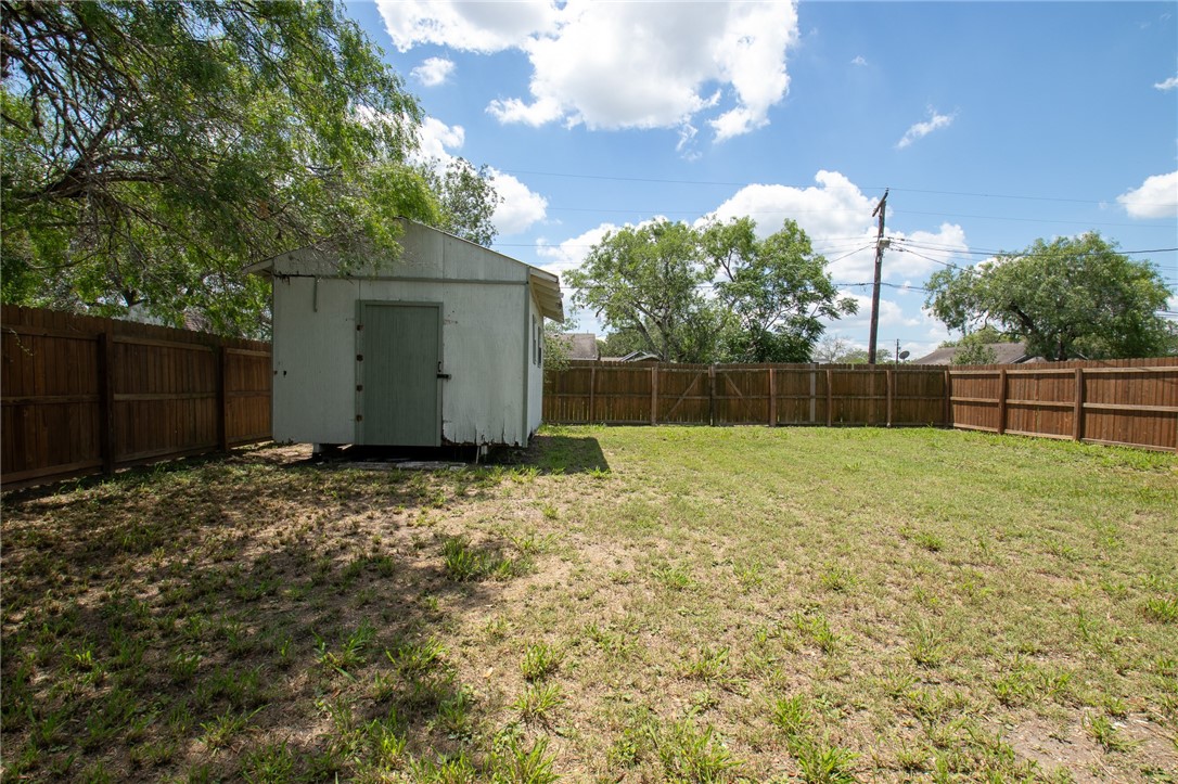 920 E Lewis St Property Photo 24
