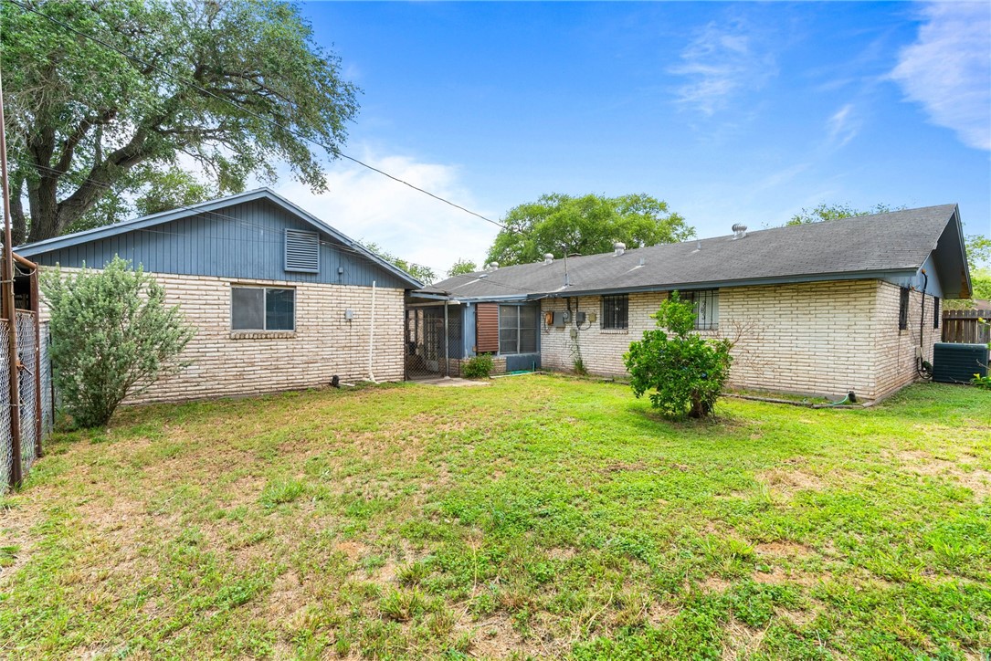 10702 Glenwood St Property Photo 4