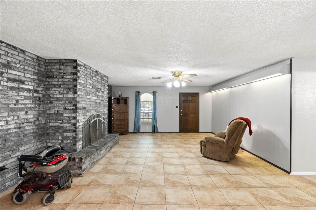 10702 Glenwood St Property Photo 8