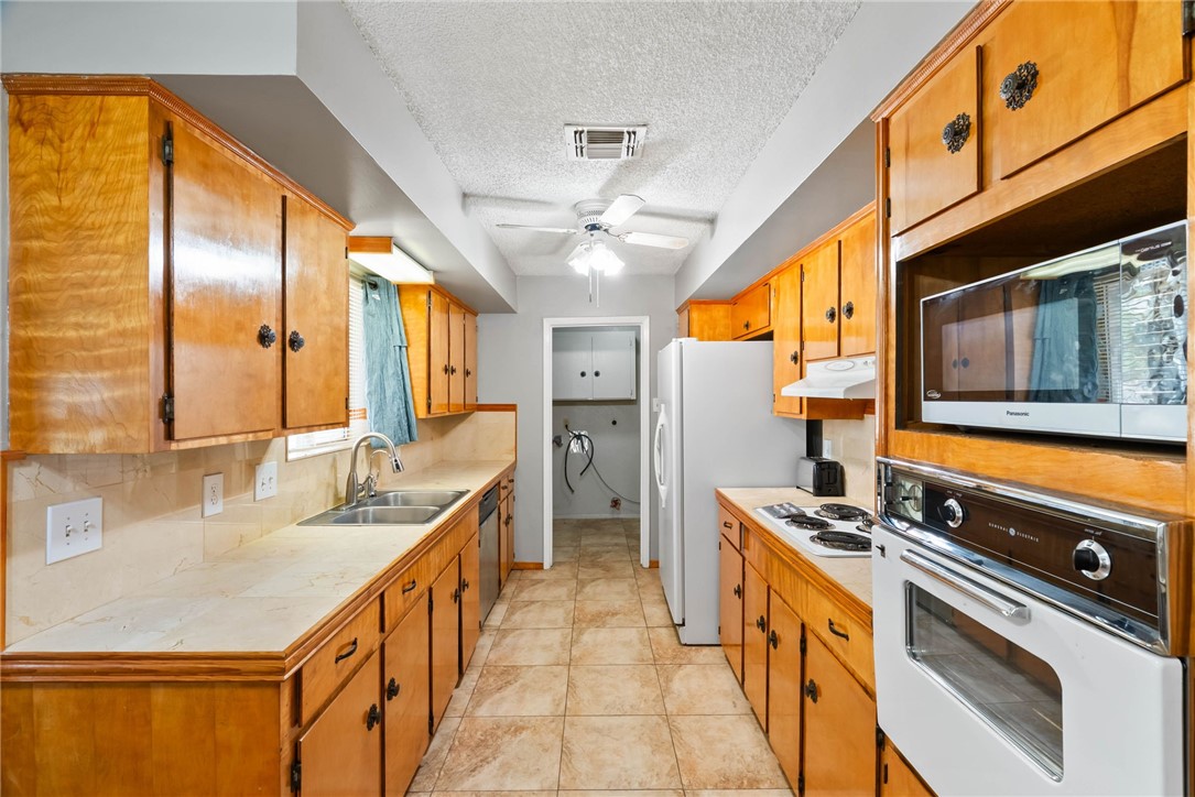 10702 Glenwood St Property Photo 9