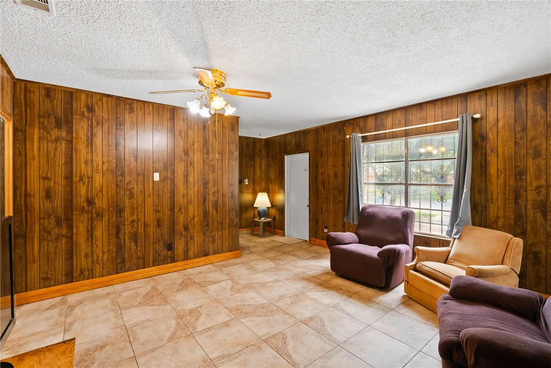 10702 Glenwood St Property Photo 11