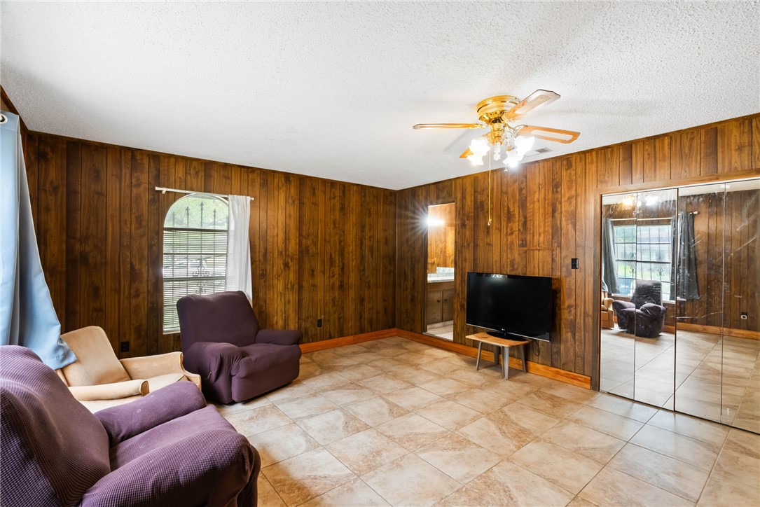 10702 Glenwood St Property Photo 12