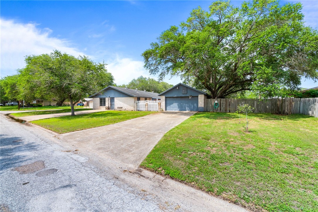 10702 Glenwood St Property Photo 37