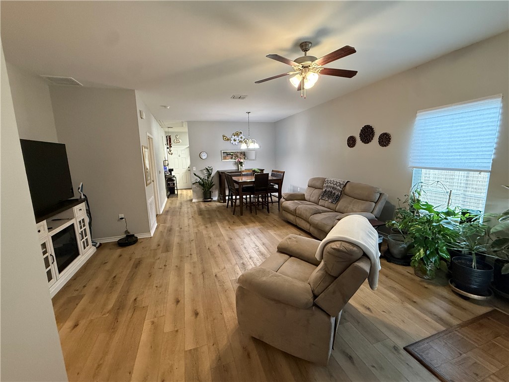 519 E Avenue F Property Photo 6