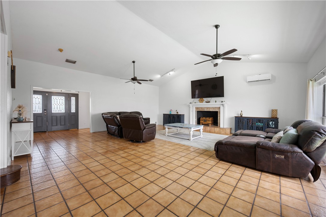 214 Bayview Dr Property Photo 4