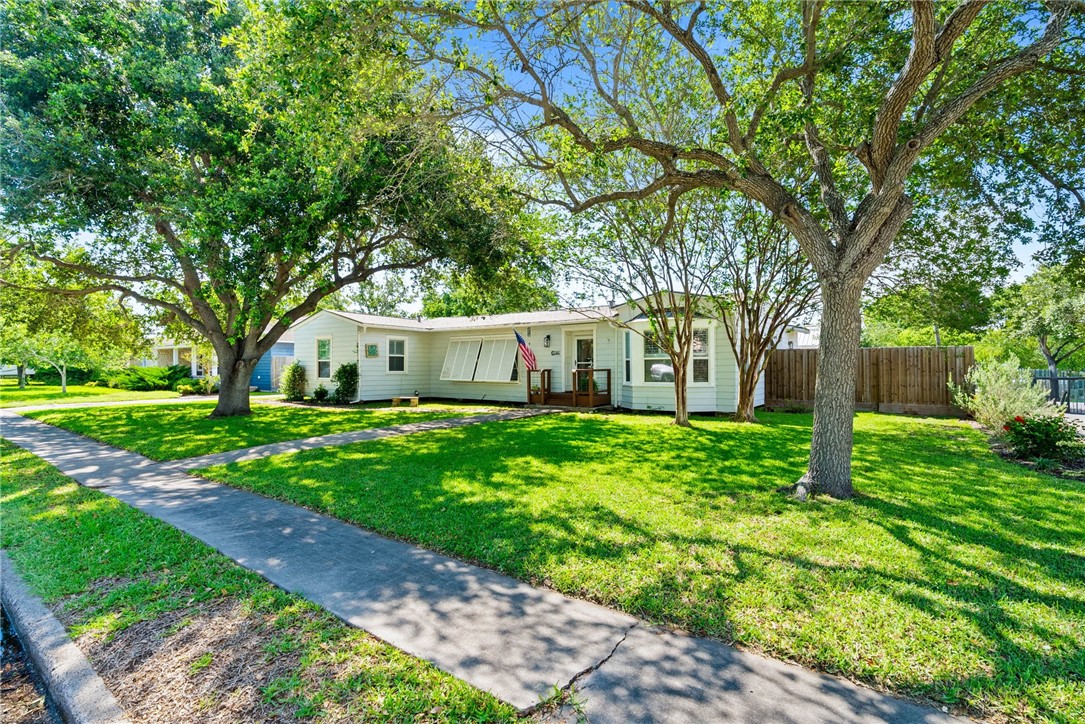335 Laurel Dr Property Photo 2