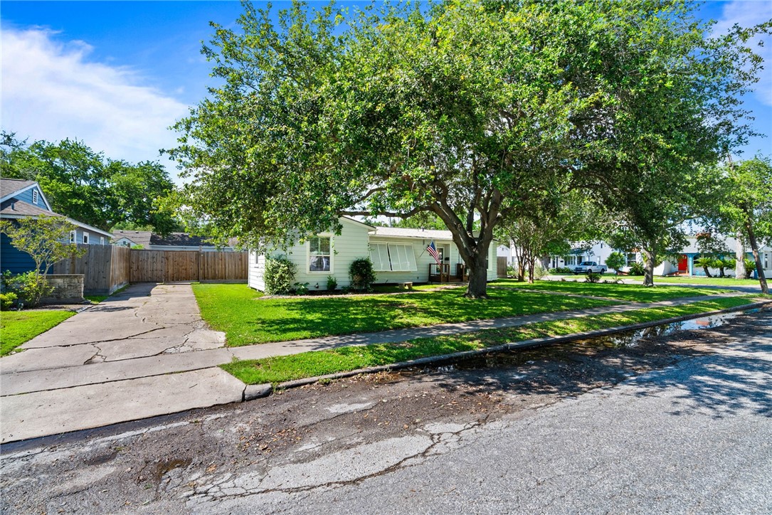 335 Laurel Dr Property Photo 3