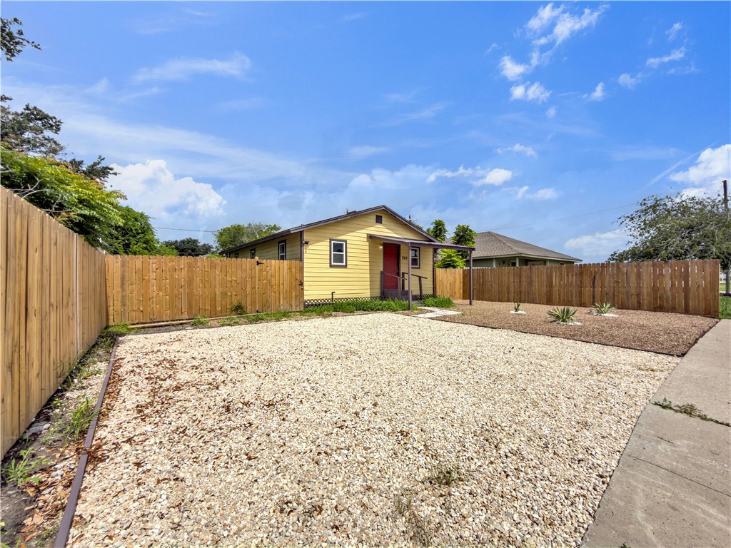 705 Seminole St Property Photo 4