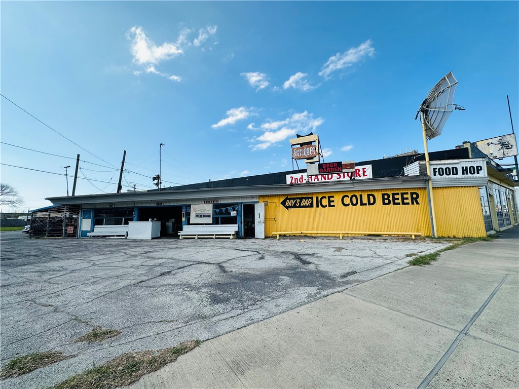 1613 S Staples St Property Photo 3