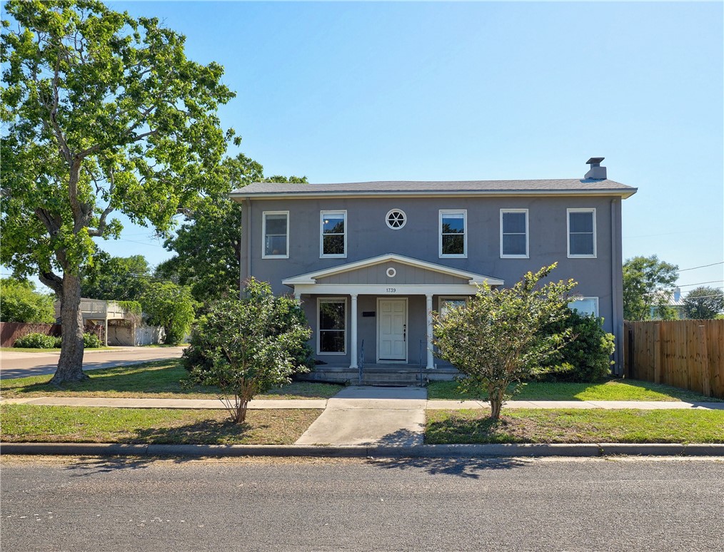1739 2nd St Property Photo 1