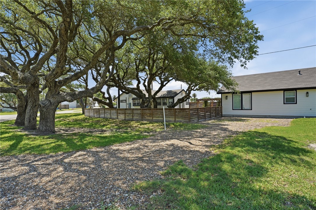 1029 Lady Claire St Property Photo 3