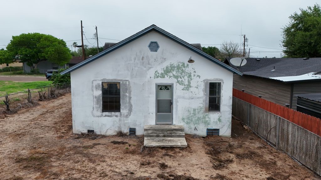 607 E North St Property Photo 2
