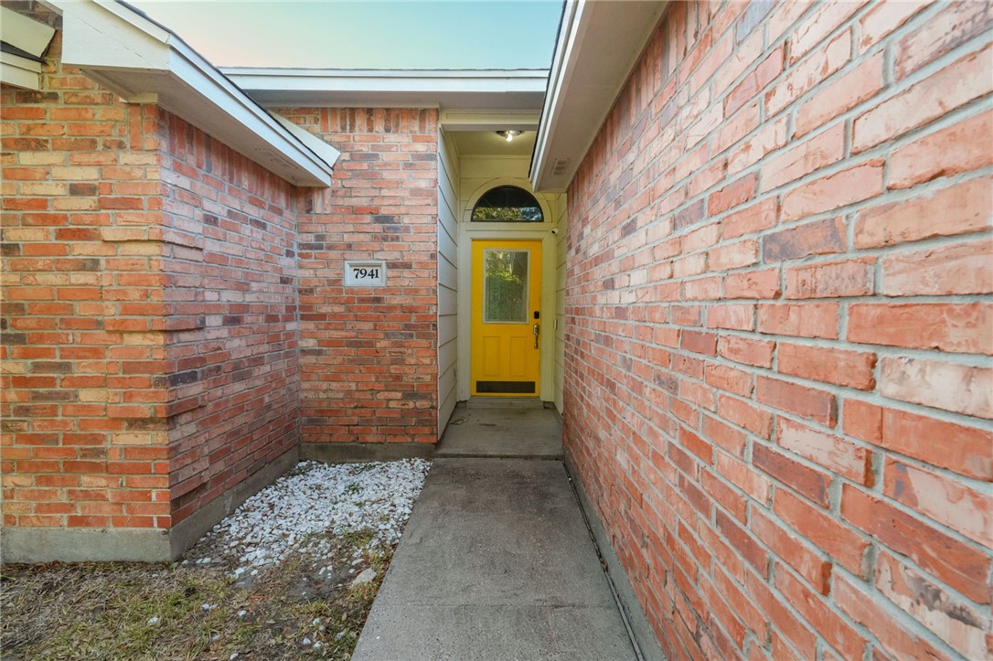 7941 Rock Crest Dr Property Photo 3