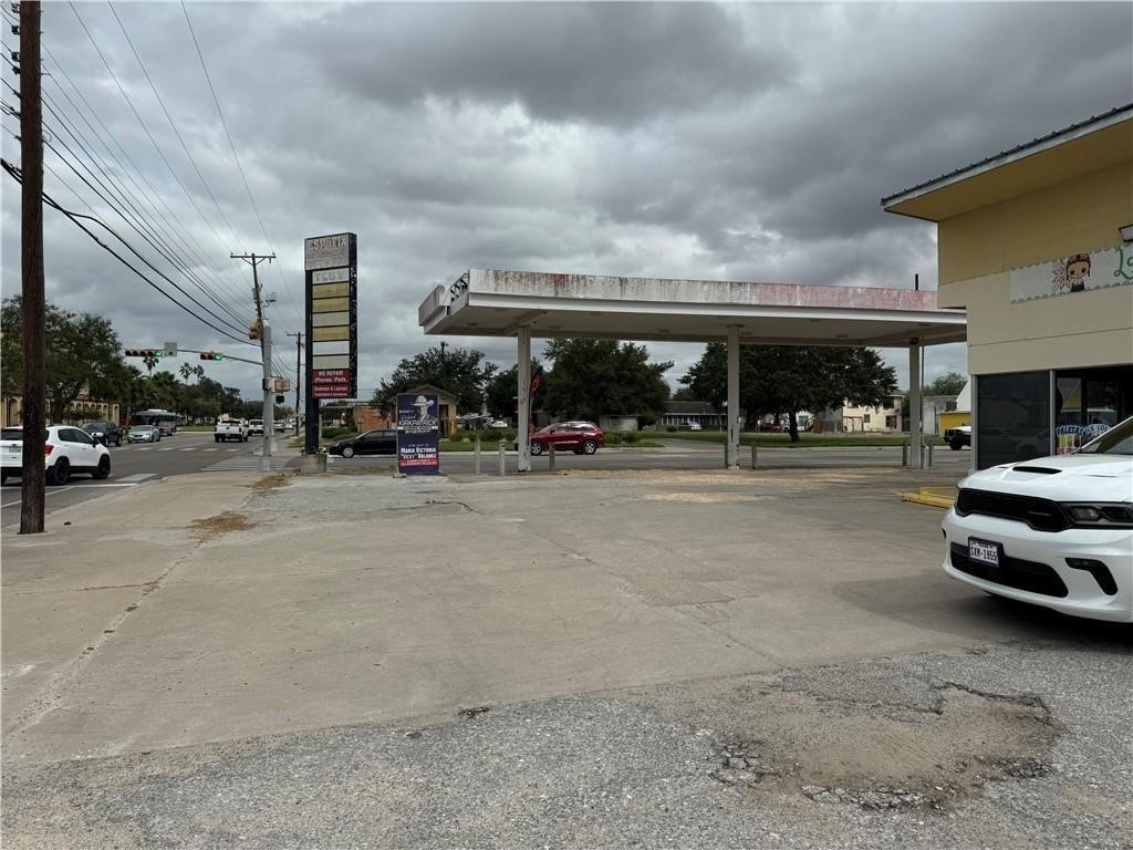 620 N Armstrong Ave Property Photo 14