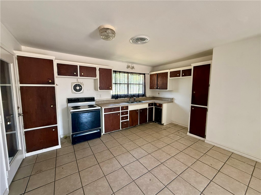 1610 E Fordyce Ave Property Photo 5