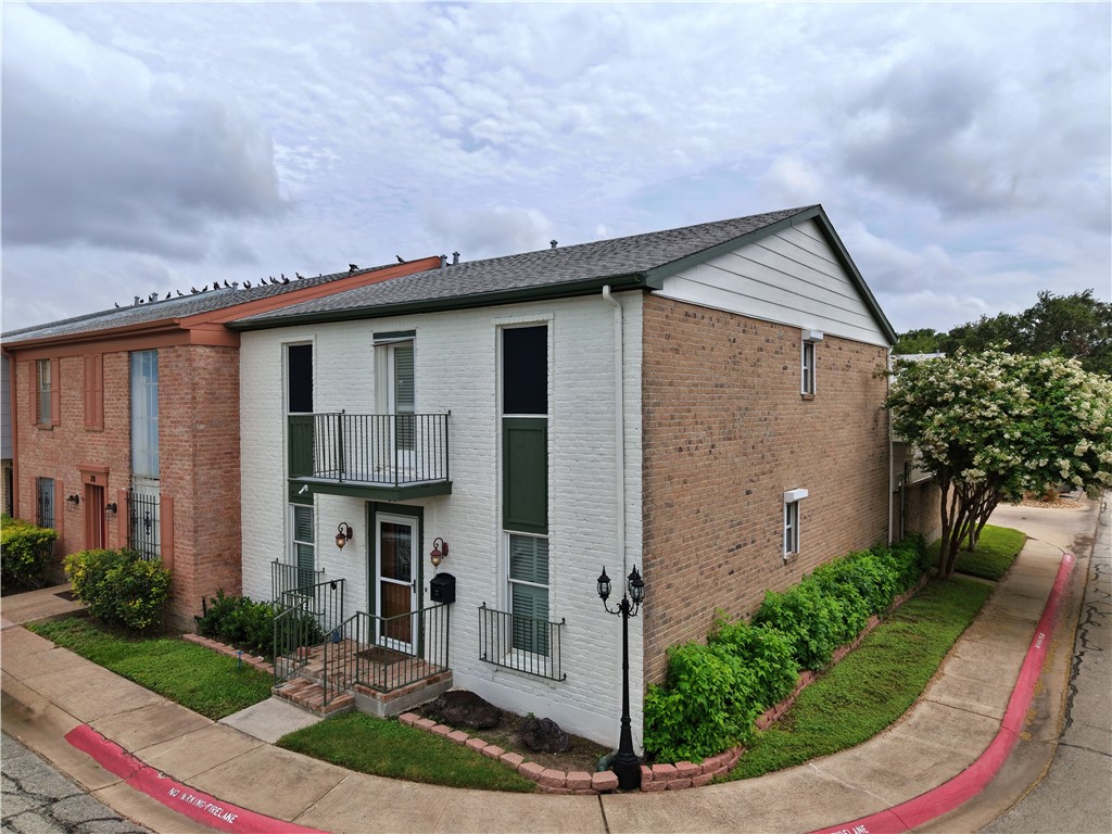 77 Townhouse 77 Property Photo 2