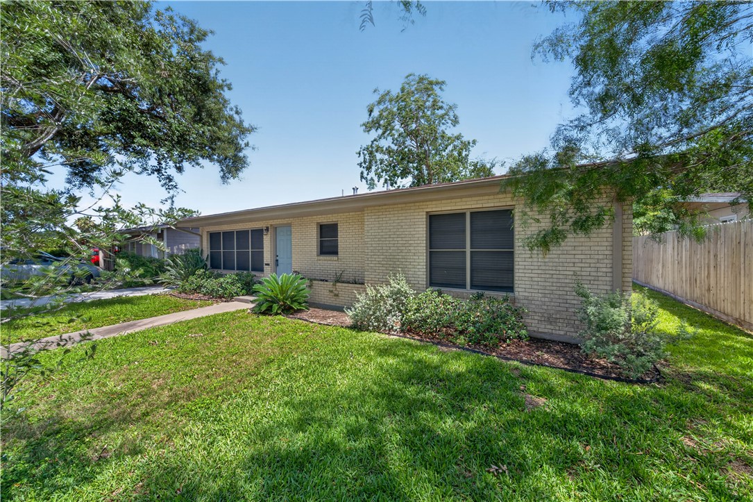 923 Grant Pl Property Photo 3