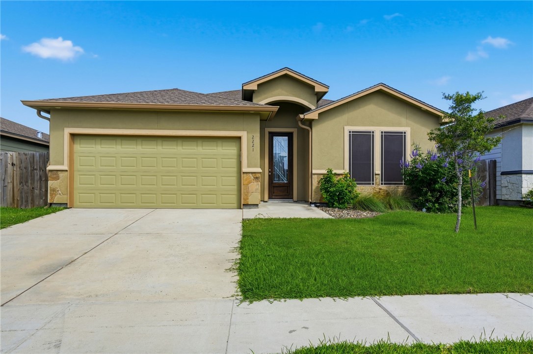 2221 Cuarzo Dr Property Photo 2