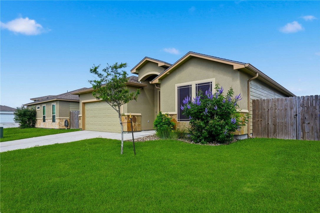 2221 Cuarzo Dr Property Photo 3