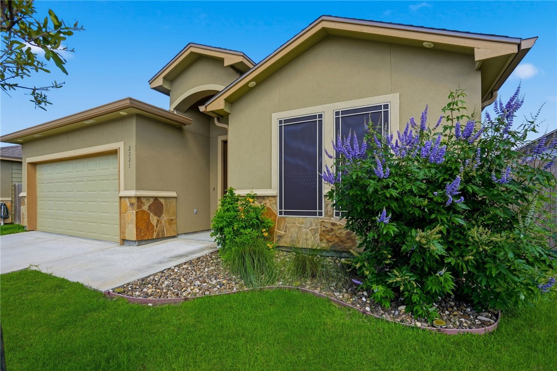 2221 Cuarzo Dr Property Photo 4