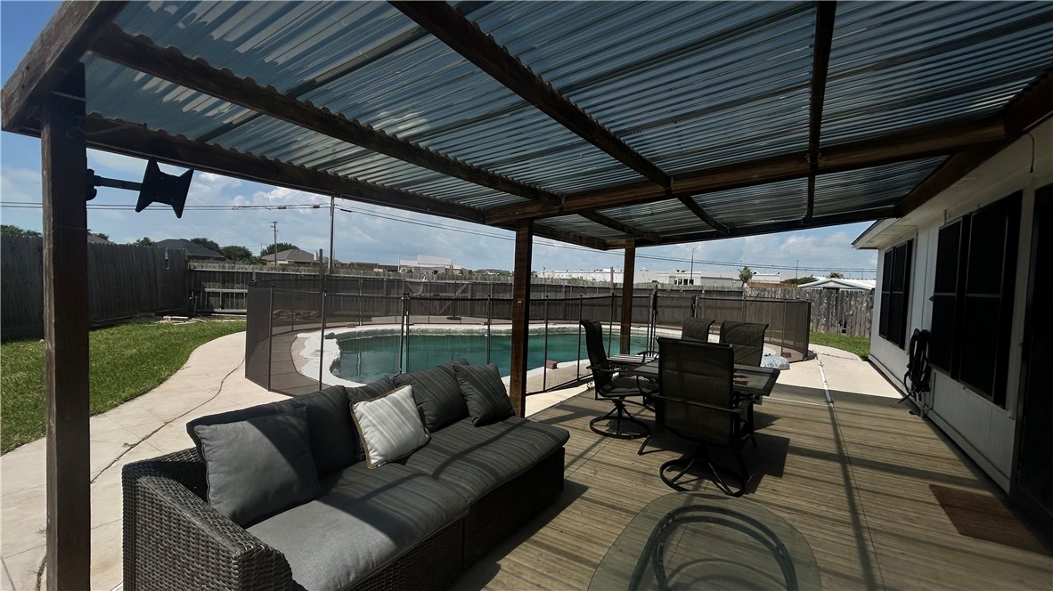 911 La Mirada Property Photo 5