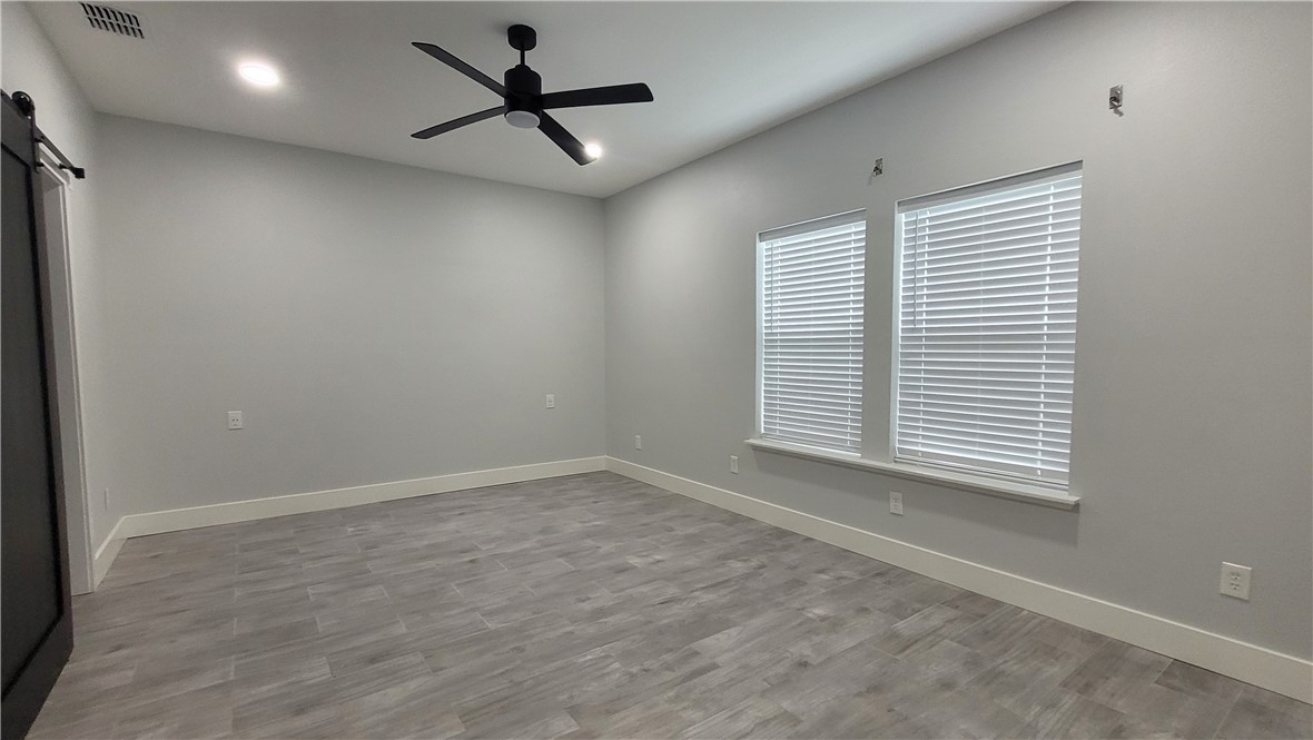 1215 S Live Oak St Property Photo 25
