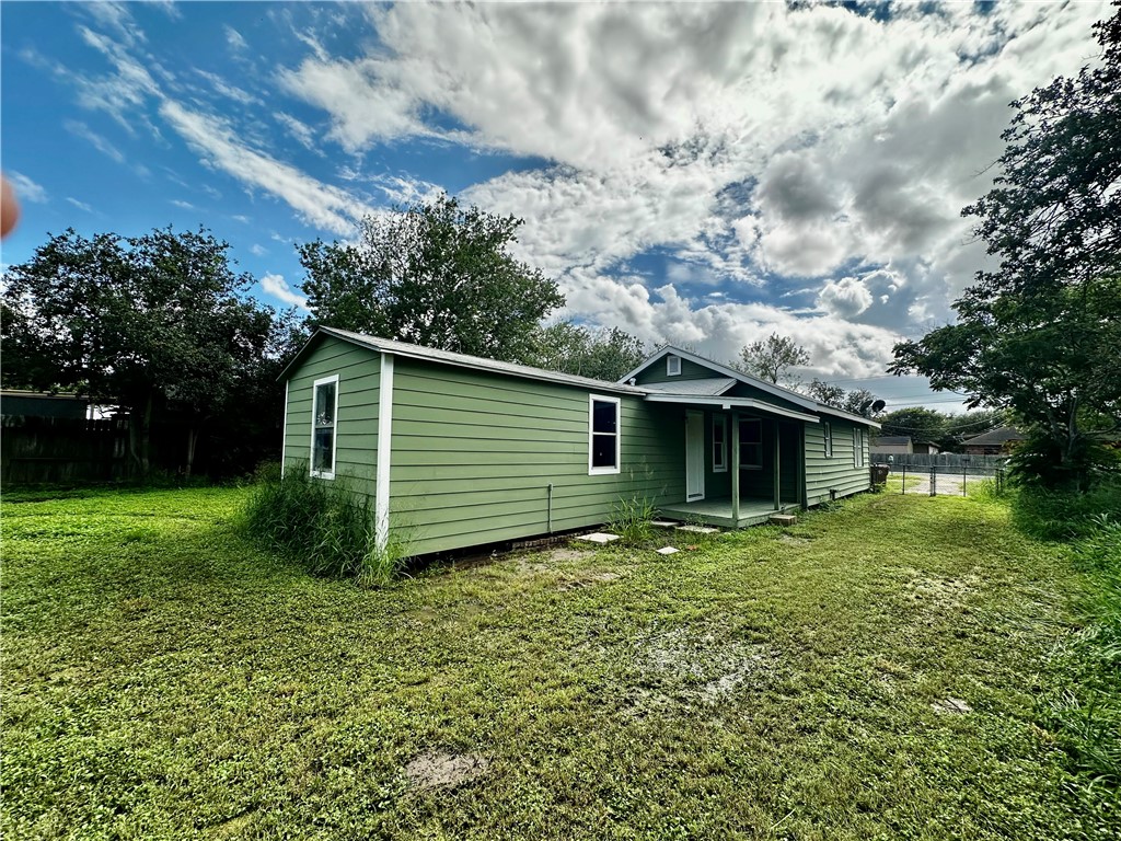 2729 Robby St Property Photo 4