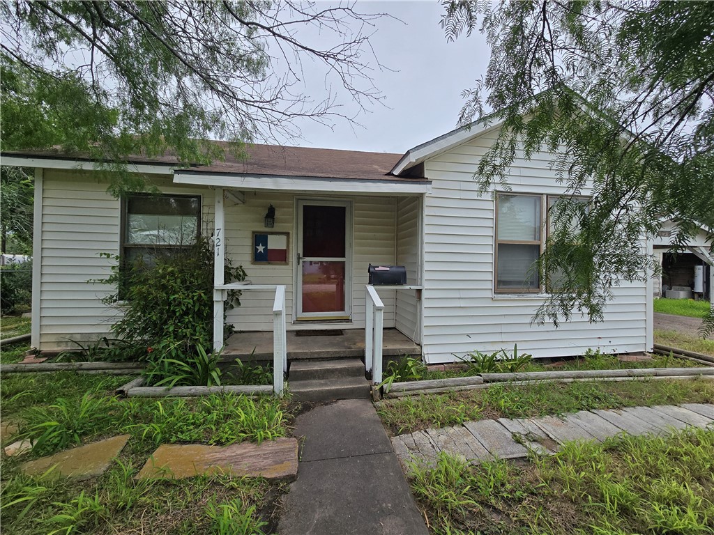 721 E Lewis St Property Photo 3
