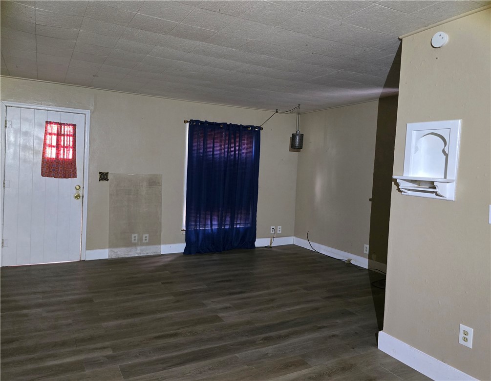 721 E Lewis St Property Photo 5