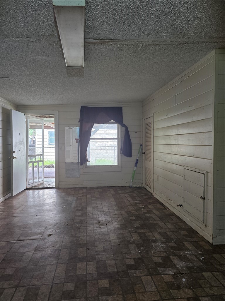 721 E Lewis St Property Photo 15