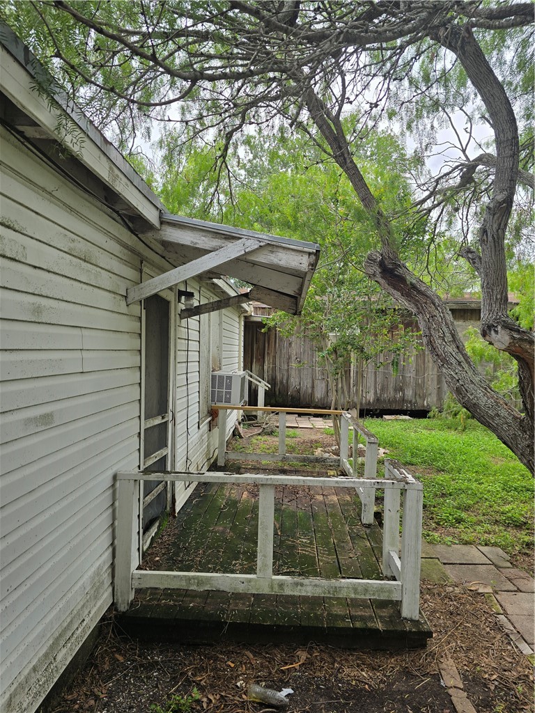 721 E Lewis St Property Photo 17