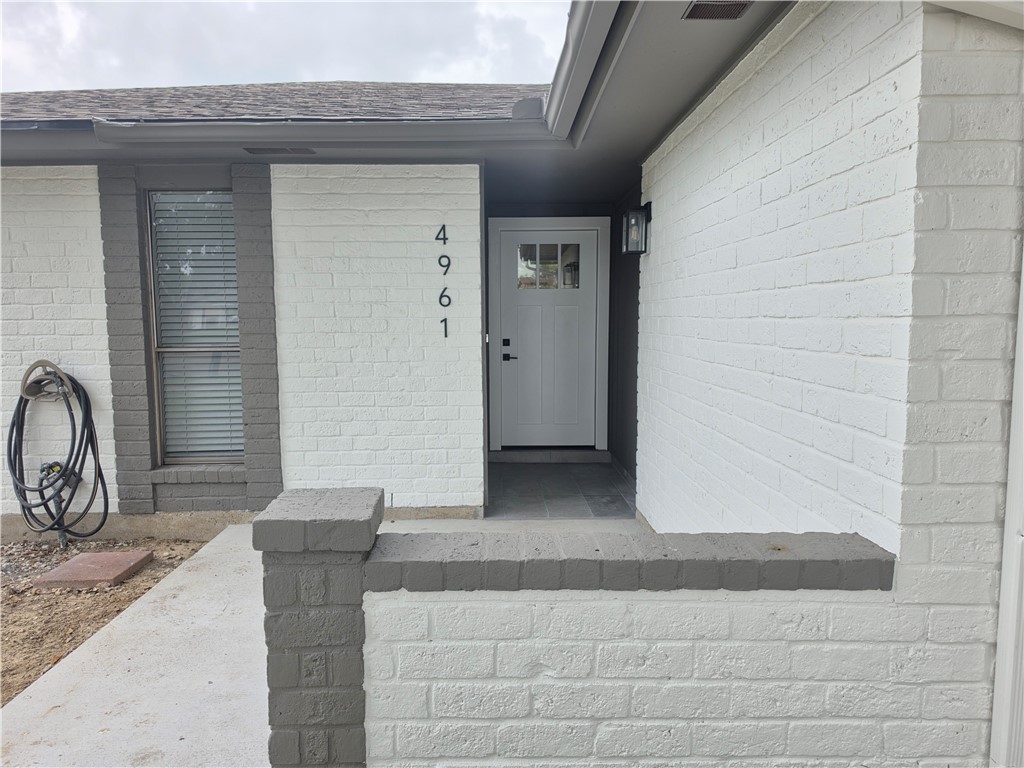 4961 Shadowbend Dr Property Photo 2