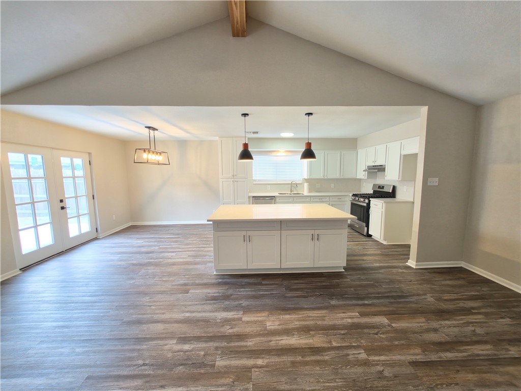 4961 Shadowbend Dr Property Photo 8