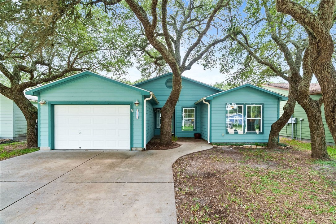 105 Pecan Harbor St Property Photo 1